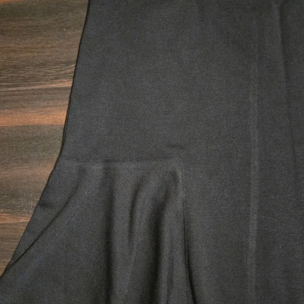 🍎 ELIE TAHARI SLIP-ON BLACK FLAIR SKIRT WITH ELASTIC WAISTBAND - SIZE MEDIUM - Picture 3 of 3